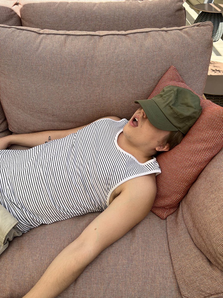 _eliasantini's tweet photo. luchino dorme così da ‘n anno @Luchin0o https://t.co/sD6PC9tOky