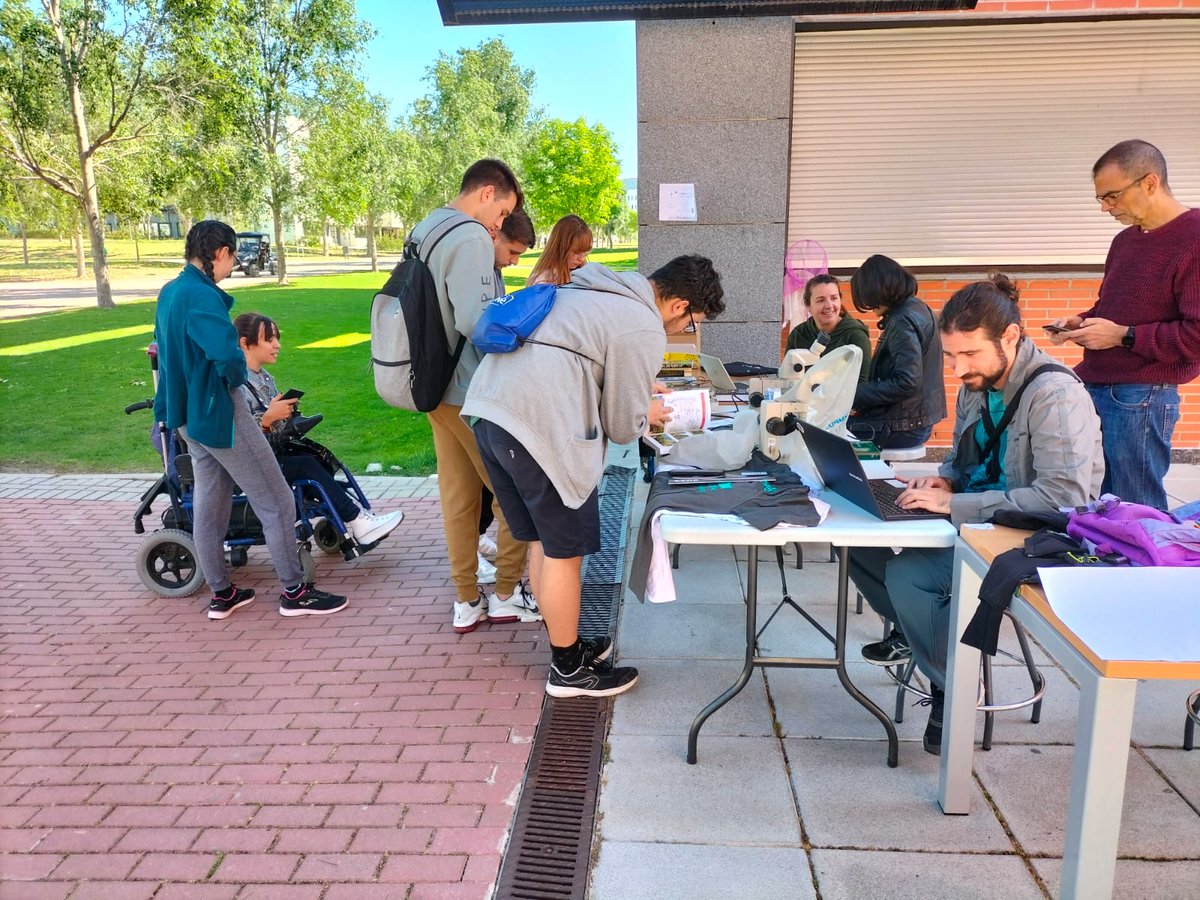 urjc's tweet photo. Ayer, en el campus de Móstoles, se celebró el I Bioblitz URJC, un maratón de biodiversidad para identificar todo tipo de especies animales y vegetales. 
Han participado 65 personas, repartidas en 16 equipos. 
@ofiverdeURJC @BiodiversosU @rsu_urjc https://t.co/nvUCRfZwfU