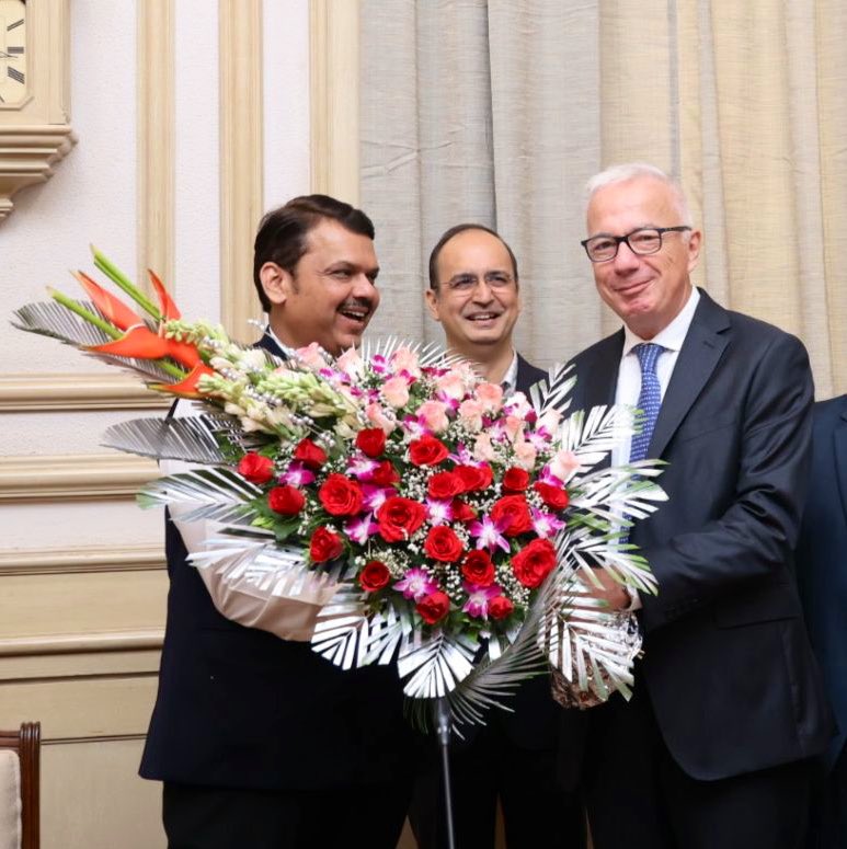 Dev_Fadnavis's tweet photo. Had a fantastic meeting with a senior delegation of ArcelorMittal Nippon Steel India, this morning at Sahyadri, Mumbai.
Senior officials of Government of Maharashtra too were present.
AM/NS India desires to a make a huge investment in Maharashtra and we are more than eager to welcome them here. 
We had a detailed discussion for their requirements. Directed our officials to come up with solutions at the earliest. 
I assured AM/NS all support from Maharashtra and looking forward to meeting again with positive developments! 
@AMNSIndia #ArcelorMittal #Maharashtra #InvestInMaharashtra
