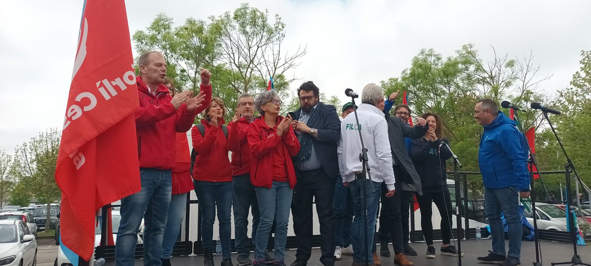 filleacgil's tweet photo. Le foto dalle 7 piazze dello #scioperogenerale del settore #legnoarredo #Milano #Treviso #LaSpezia #Forlì #Pesaro #Matera #Calangianus https://t.co/L2I4RNuDMI sulla pagina #Fillea #Facebook trovate aggiornamenti su adesioni allo sciopero. "spoilerando"...è andata così 💪🏾💪🏾💪🏾 https://t.co/XHazFF4W2f