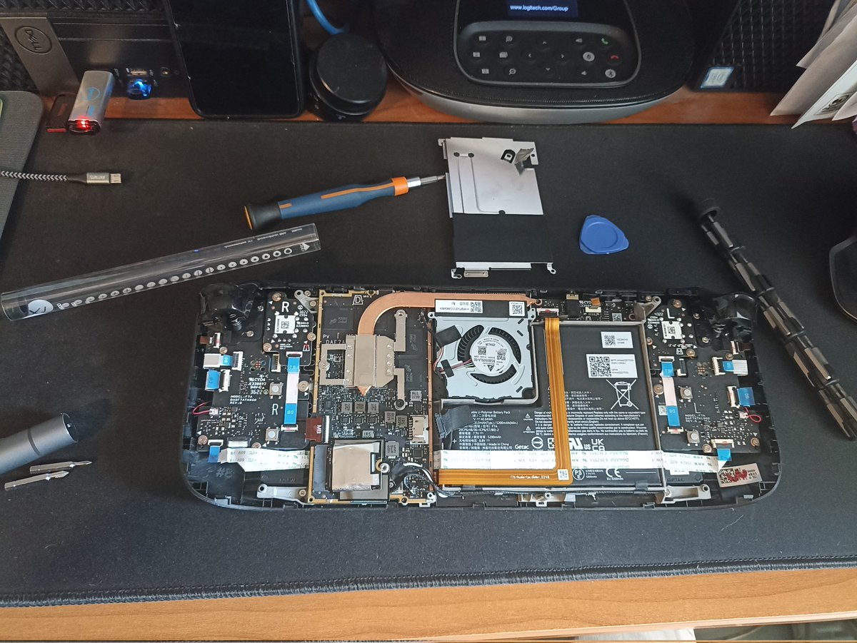 crazy_warthog's tweet photo. @dazjdm qui posait la question dans @Disk8_NTIC :

Remplacement d'un SSD sur un Steam deck emmc 64 GO par un SSD 1 TO.

12 min montre en main pour la partie ouverture/remontage. https://t.co/GhTqWEsmWg