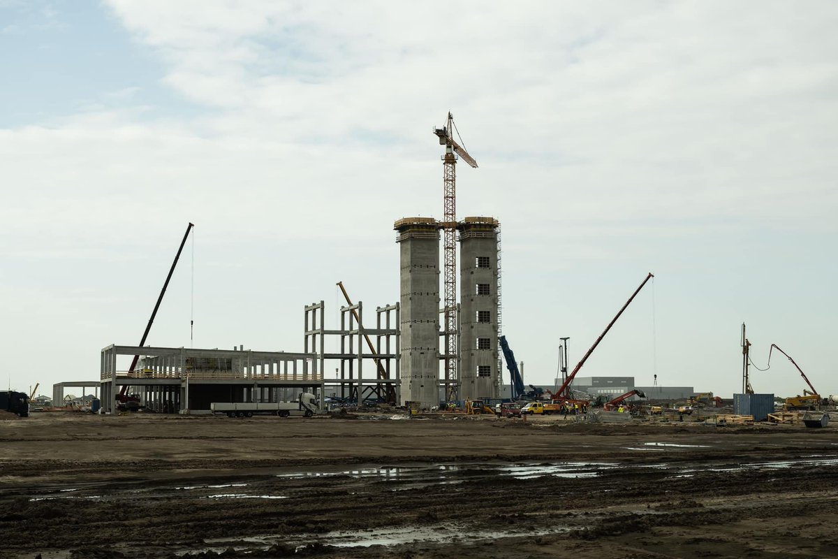 zoltanspox's tweet photo. 3/3 HU aims to become the EU country that benefits the most from the relocation of battery manufacturers from Asia to Europe. HU already ranks 4th in the production of electric batteries, and the gov't has allocated HUF 140 billion for infrastructure development in Debrecen. https://t.co/ZycMvtfcUj
