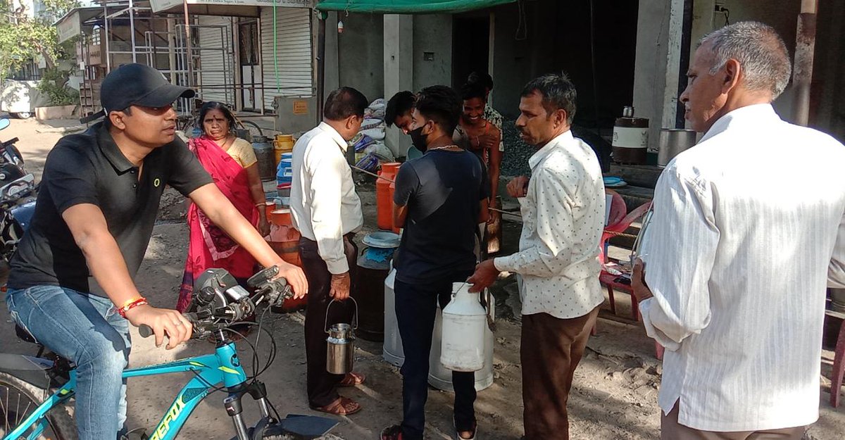 ujjainumc's tweet photo. @ujjainumc द्वारा #Single_Use_Plastic के प्रभावी प्रतिबंध को सफल बनाने हेतु निरंतर जन जागरूकता के अभियान चलाए जा रहे हैं इसी क्रम में शहर में जितने भी दूध विक्रेता है उनके साथ भी बैठक आयोजित करते हुए यह निर्देश दिए गए थे कि अपनी दुकानों पर प्रतिबंधित पॉलिथीन का उपयोग ना करते हुए https://t.co/9LUon0FjGc