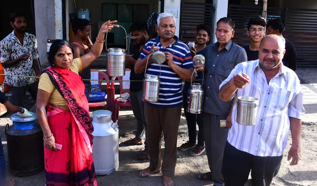 ujjainumc's tweet photo. @ujjainumc द्वारा #Single_Use_Plastic के प्रभावी प्रतिबंध को सफल बनाने हेतु निरंतर जन जागरूकता के अभियान चलाए जा रहे हैं इसी क्रम में शहर में जितने भी दूध विक्रेता है उनके साथ भी बैठक आयोजित करते हुए यह निर्देश दिए गए थे कि अपनी दुकानों पर प्रतिबंधित पॉलिथीन का उपयोग ना करते हुए https://t.co/9LUon0FjGc