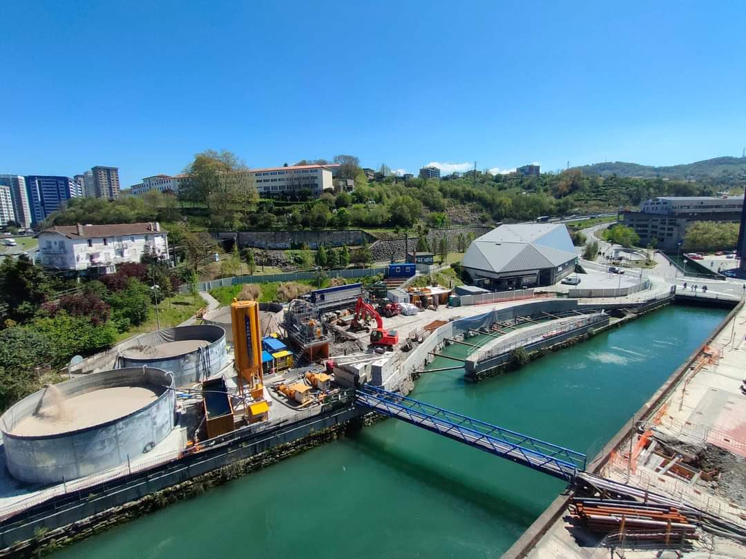 izaskungomezcer's tweet photo. La #obra del soterramiento y la nueva estación del #Topo avanza. Con el desvío provisional de la ría se podrá construir el túnel que nos conectará con Galtzaraborda. Mejoraremos las comunicaciones y las #ventajas serán para siempre. #Pasaia https://t.co/GZjWTugyCr
