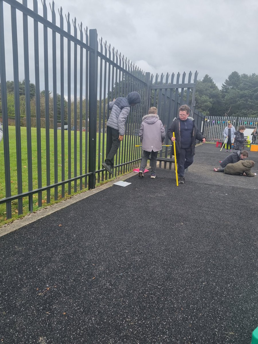 This week P6S began work on measure in maths 📏 . As part of #MondayMania we took our learning outdoors. We estimated, measured, found the difference between 2 measurements and converted between metres and centimetres in our environment 🌳 @Mrs_ScottCPS