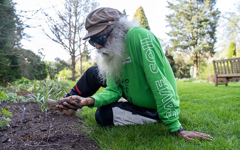 SadhguruJV's tweet image. The Earth and the Soil are living entities. It is my wish and my blessing that we act as one humanity to turn the situation around from the brink of disaster. #SaveSoil. Let us make it happen. #EarthDay #SadhguruQuotes #ConsciousPlanet