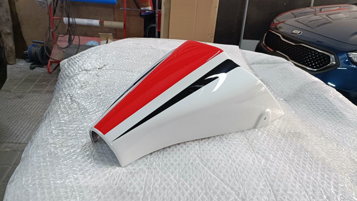 aiko_motor's tweet photo. ¡Nuevo trabajo en el #taller con la #pintura personalizada del colín de una increíble #moto #Yamaha #XSR700 🏍️ y quitando los hoyos del molde!

#motos #chapaypintura #restauración #tallermotos #motosyamaha #yamaha #xsr700 #yamahaxsr700 #tallerchapaypintura #tallermecánico #madrid https://t.co/x2oozoFIeV