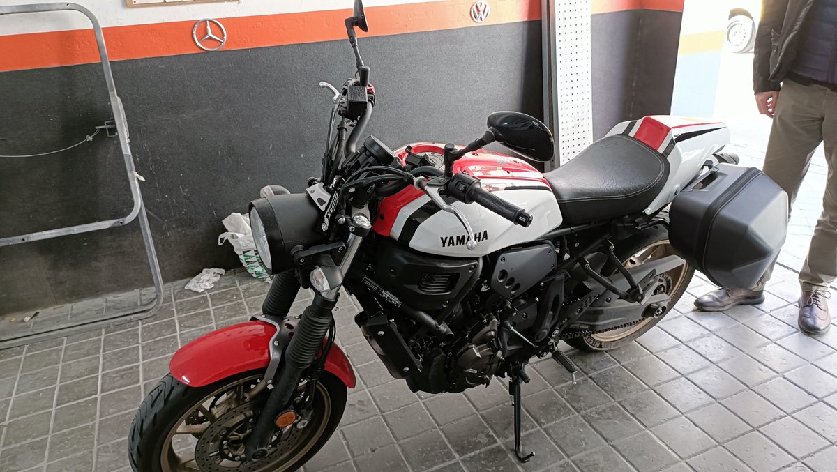 aiko_motor's tweet photo. ¡Nuevo trabajo en el #taller con la #pintura personalizada del colín de una increíble #moto #Yamaha #XSR700 🏍️ y quitando los hoyos del molde!

#motos #chapaypintura #restauración #tallermotos #motosyamaha #yamaha #xsr700 #yamahaxsr700 #tallerchapaypintura #tallermecánico #madrid https://t.co/x2oozoFIeV