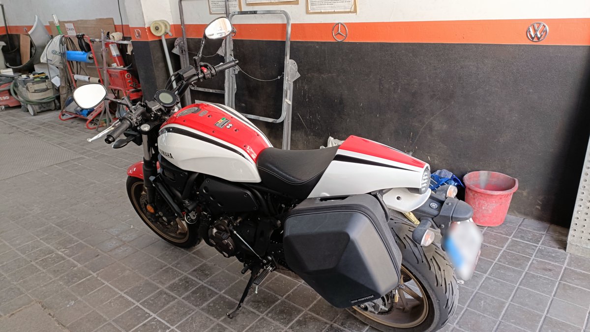 aiko_motor's tweet photo. ¡Nuevo trabajo en el #taller con la #pintura personalizada del colín de una increíble #moto #Yamaha #XSR700 🏍️ y quitando los hoyos del molde!

#motos #chapaypintura #restauración #tallermotos #motosyamaha #yamaha #xsr700 #yamahaxsr700 #tallerchapaypintura #tallermecánico #madrid https://t.co/x2oozoFIeV