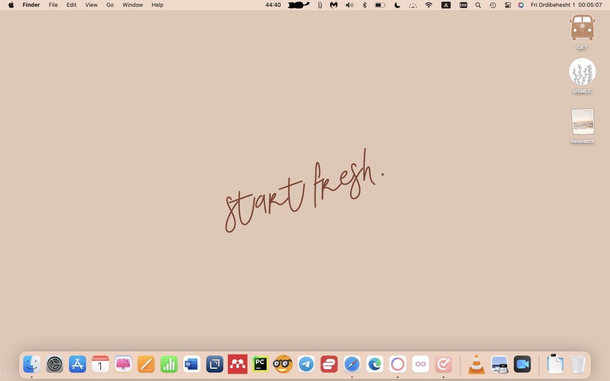 MoghadamNa58805's tweet image. Just cleaned up my desktop for a fresh start! #NewBeginnings #OrganizedWorkspace 🖥️✨