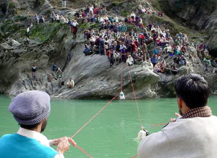 kashmirhistpics's tweet photo. The ceasefire line or the line of control that divides Kashmir and Kashmiris. It runs across our mountains, rivers and valley. A man made line that divides families, lovers, friends and a country. https://t.co/6NbrxQvFa2