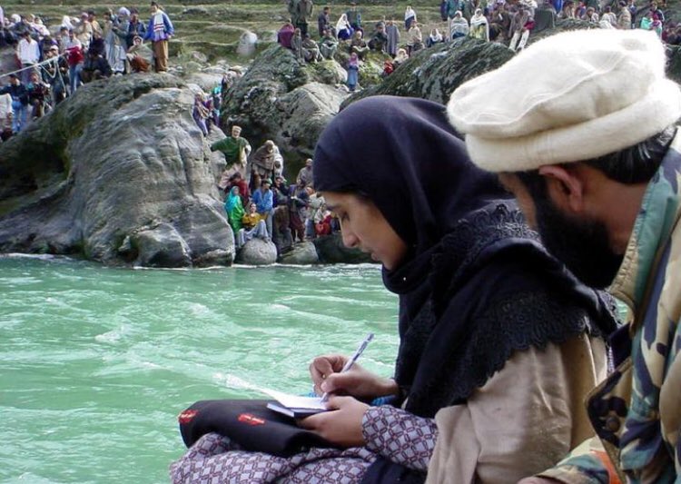 kashmirhistpics's tweet photo. The ceasefire line or the line of control that divides Kashmir and Kashmiris. It runs across our mountains, rivers and valley. A man made line that divides families, lovers, friends and a country. https://t.co/6NbrxQvFa2