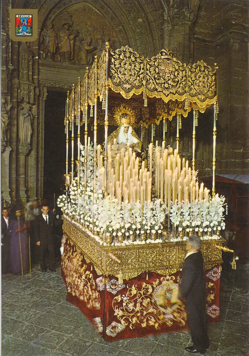 semanasantaayer's tweet photo. Palio de María Santísima del Refugio de @hdadsbernardo saliendo de la Catedral en la Semana Santa de 1965. Colección de postales escudo de oro. #Estampasdelayer #TDSCofrade #sanbernardo #virgendelrefugio https://t.co/qagB8EE1pm