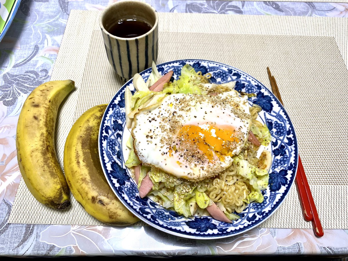 これ今夜作った
ウチで作った画像はバナナが2本添えてあるやつね

冷蔵庫にある野菜で！カリカリ塩焼そば | サンヨー食品 https://t.co/vWA0k5UACr https://t.co/mDU4s4jMI3