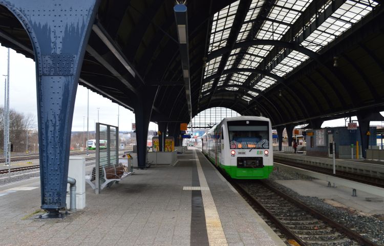 Die Nahverkehrszüge in Ostthüringen werden auch in den kommenden Jahren weiter von der Erfurter Bahn gestellt. Der entsprechende Vertrag wurde am Mittwoch im Erfurter Rathaus unterschrieben.

Die Erfurter Bahn (EB) #ThüringerBahn

thib24.de/?p=34541