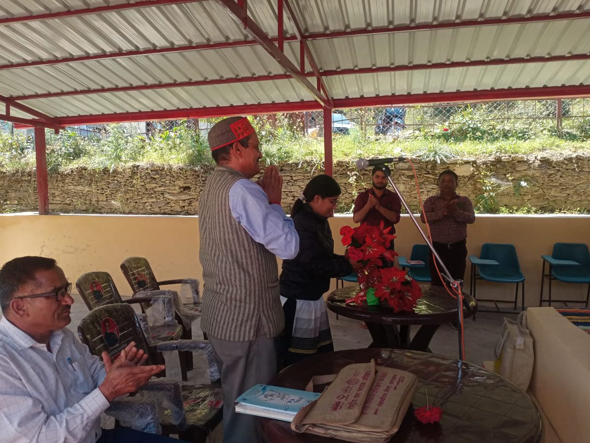 cdo_pauri's tweet photo. Participated in the meeting organised by the village head in Khirsu development block village Nayalgarh, In this meeting the women of #SHG group were inspired about self-employment. On this occasion BDO Khirsu and Block Staff of REAP and USRLM were present.@basava_ias @SecyRDUK https://t.co/yvAQgj3Vld