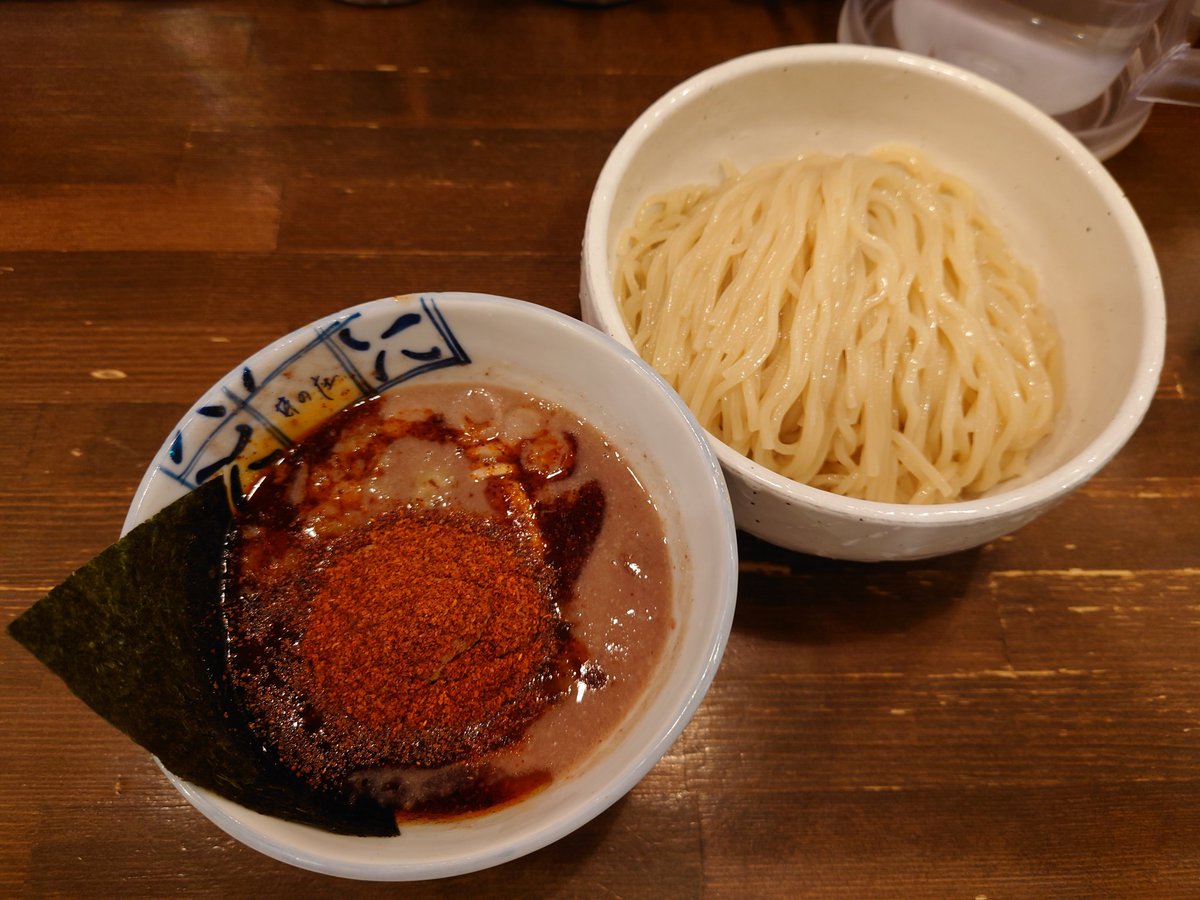 #ラーメン #つけ麺

麺処 井の庄@石神井公園

今晩は井の庄さんの本店へ🍜
辛辛魚つけ麺を頂きました🍴
魚介系の旨味と動物系の旨味に迫力満点でやみつきになる激辛唐辛子が合わさったドロッと濃厚なつけ汁につるっとコシのある中細麺が美味しかった☺️🔥
肉々しい角切り叉焼も旨かったです😆