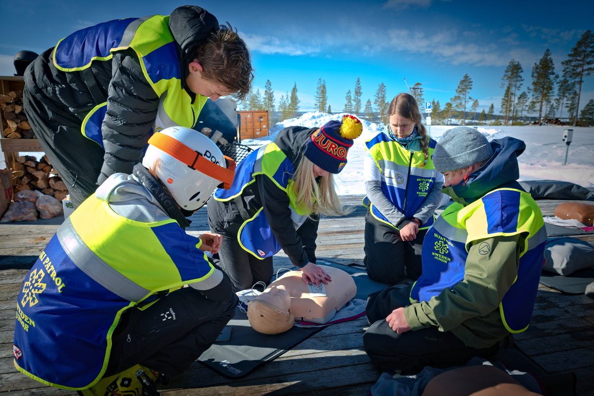 Ski Patrol Sweden have successfully merged safety with fun and education. This is Junior Ski Patrol. 
 
Full details: snowkidz.com/en/Service/New…