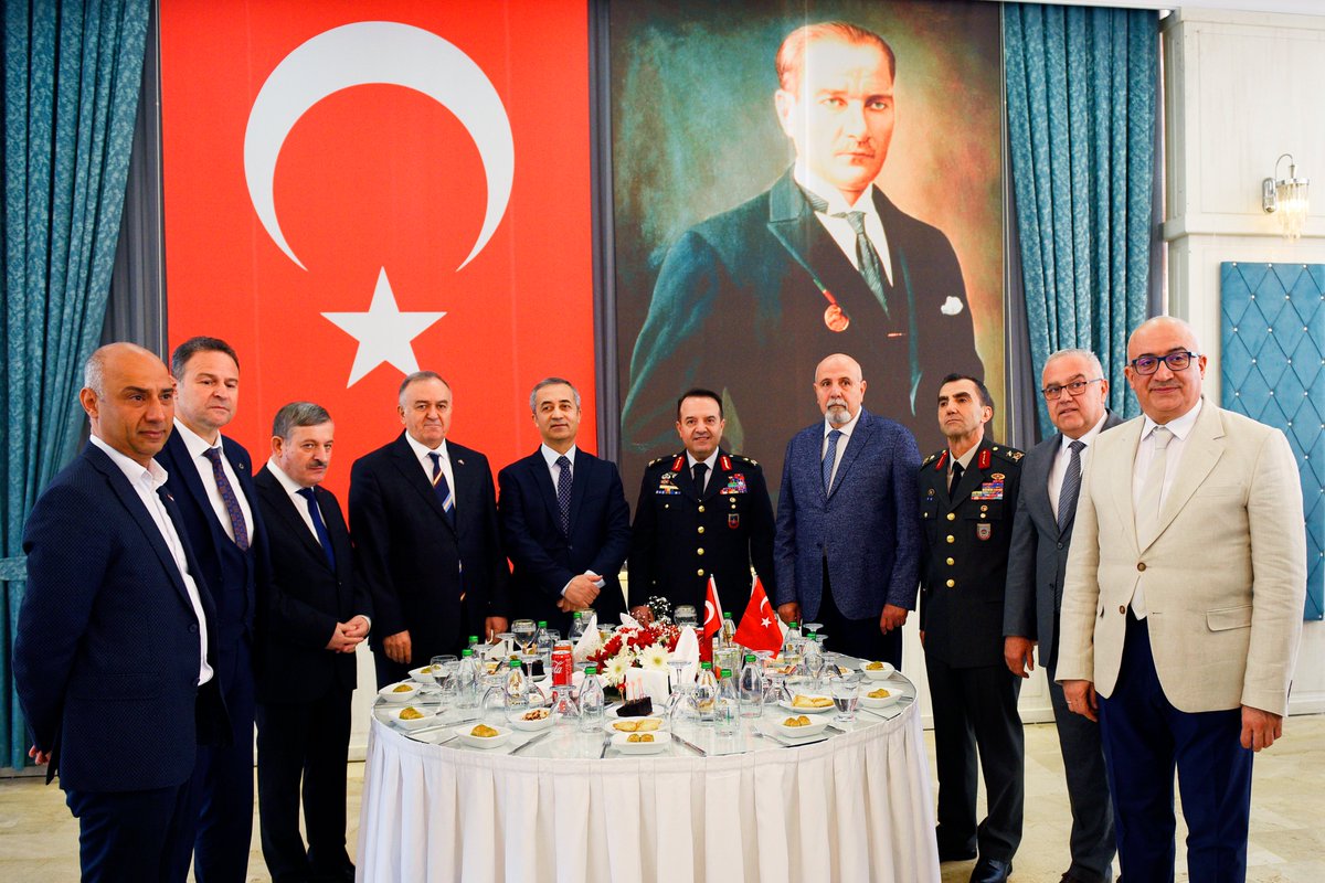 mcbu1992's tweet photo. #ManisaValiliği'ce düzenlenen #Bayramlaşma Töreninde Rektörümüz #ProfDrAhmetAtaç da yer aldı. @ManisaValiligi #ManisaCelalBayarÜniversitesi #MCBÜrektör #MCBÜ #RamzanBayramı #Bayram https://t.co/jsqQCh78ns
