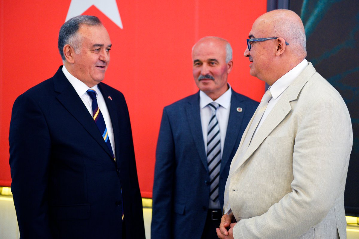 mcbu1992's tweet photo. #ManisaValiliği'ce düzenlenen #Bayramlaşma Töreninde Rektörümüz #ProfDrAhmetAtaç da yer aldı. @ManisaValiligi #ManisaCelalBayarÜniversitesi #MCBÜrektör #MCBÜ #RamzanBayramı #Bayram https://t.co/jsqQCh78ns