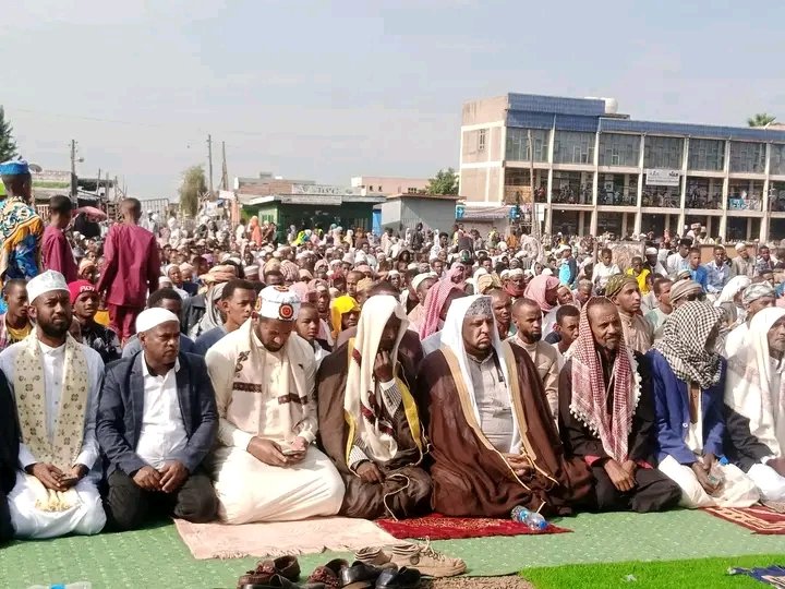 በጉራጌ ዞን የ1 ሺህ 444ኛው የዒድ አልፈጥር በዓል በተለያዩ ሀይማኖታዊ ስርዓቶች በወልቂጤ ከተማ በሰላም ተከብሯል።

በድጋሚ ለሙስሊም ወንድም እህቶቼ መልካም በዓል ይሁንላችሁ።

ኢድ ሙባረክ!!