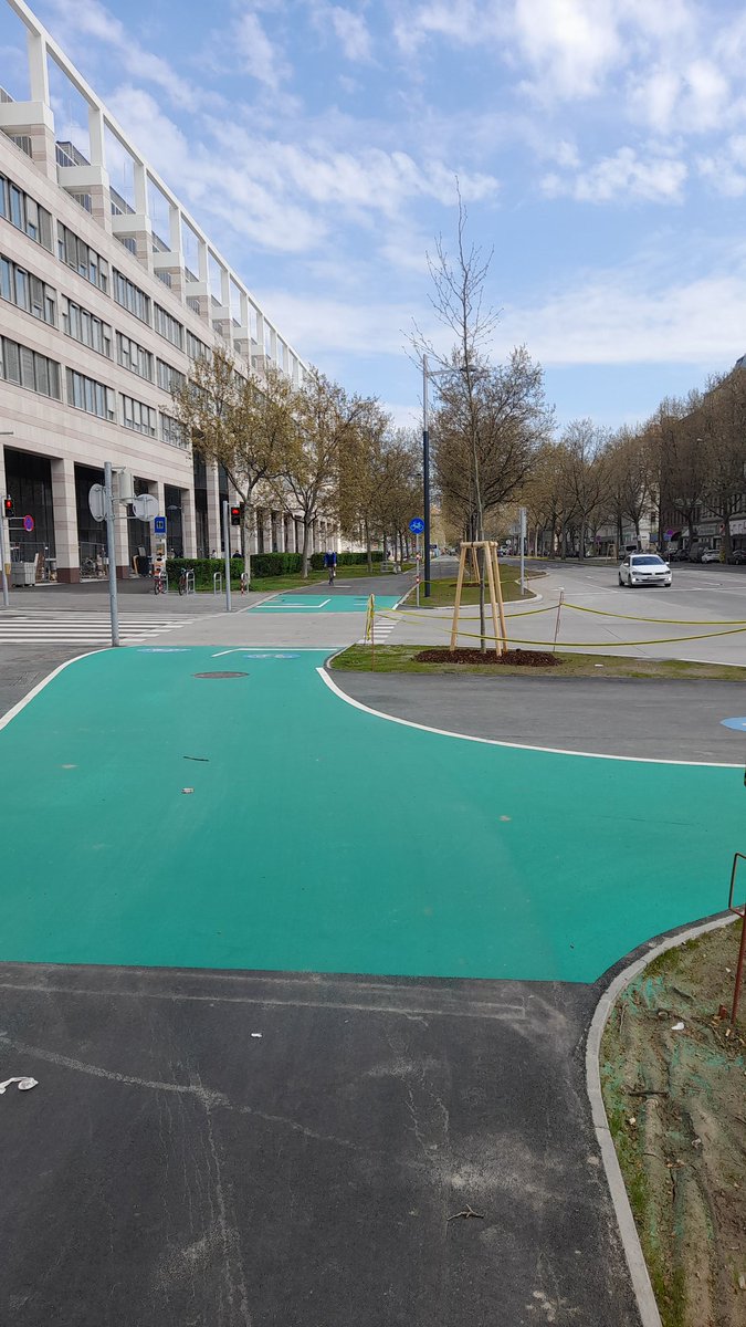 drclemi's tweet photo. Jungfernfahrt auf der Lassallestraße - endlich zeigt die @Stadt_Wien Mut zur Veränderung. Eine #radliebewien und #verkehrswende ist es aber erst, wenn ich so von Kagran nach Hütteldorf, von Brigittenau nach Hietzing und von Döbling nach Simmering radeln kann! https://t.co/NGbGbsxck8