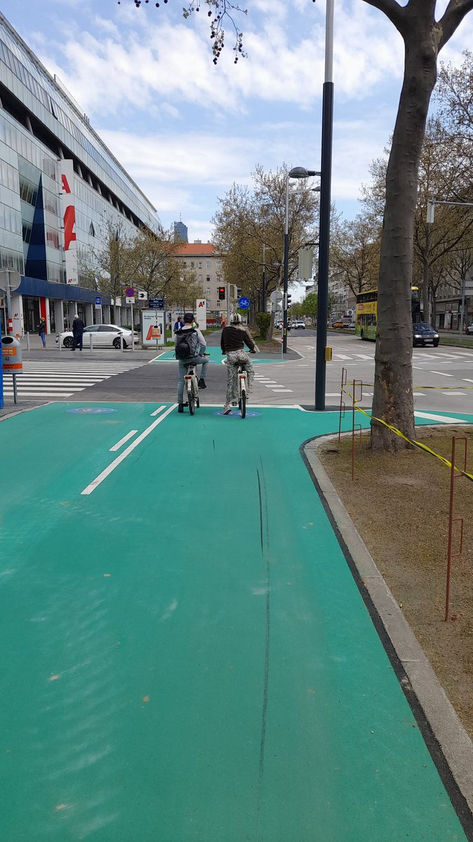 drclemi's tweet photo. Jungfernfahrt auf der Lassallestraße - endlich zeigt die @Stadt_Wien Mut zur Veränderung. Eine #radliebewien und #verkehrswende ist es aber erst, wenn ich so von Kagran nach Hütteldorf, von Brigittenau nach Hietzing und von Döbling nach Simmering radeln kann! https://t.co/NGbGbsxck8
