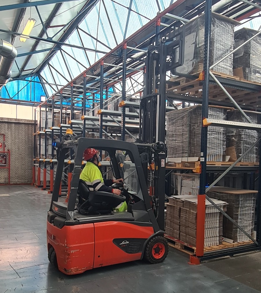 iftem's tweet photo. 🚨 Curso de Manejo Seguro de #Carretilla Frontal Contrapesada conforme a Norma #UNE58451 realizado para TOTAL en sus instalaciones de Valdemoro #Madrid 
✅ Ejercicio de estiba en estantería compacta o "drive-in"
https://t.co/XRqzUn2wfB https://t.co/AG6Lqz31i9
