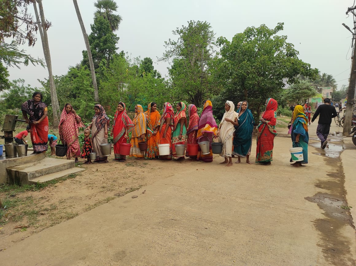 Sangram98155751's tweet photo. ପୁରୀ ଜିଲ୍ଲା ନିମାପଡା ବ୍ଲକ ଭିଲିଗ୍ରାମ GP ର ଶ୍ୟାମସୁନ୍ଦର ପୁର ଗ୍ରାମରେ #ଜଳକଷ୍ଟ  ପିଇବା ପାଣି ପାଇଁ ଲୋକେ ଡହଳ ବିକଳ ଏଠାରେ 800 ଲୋକେ ବସବାସ କରନ୍ତି ଏହି ଗ୍ରାମ ଟି NAC କୁ ଲାଗିଲେ ମଧ୍ୟ ପଞ୍ଚାୟତ ରେ ଯାଉଥିବାରୁ କେହି ଶୁଣୁ ନାହାନ୍ତି @Puri_Official  @samarth_verma  @CMO_Odisha @SecyChief https://t.co/KnVrIAX5pv