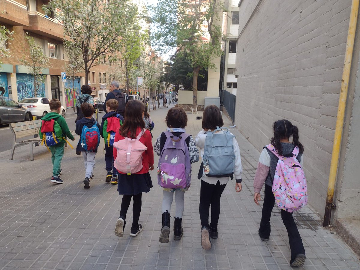 afateixidoresg's tweet photo. Avui hem engegat la #TeixiRuta amb la prova pilot d'un projecte que s'ha treballat amb els infants i families de 3r perque vagin junts a l'escola. La canalla estava ben emocionada! #FemTribu https://t.co/frOmrbPhJC