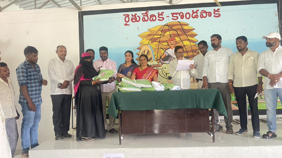 CMR_INC's tweet photo. Distributed kondapak Mandal level Ramzan gift to our #Muslim beneficiary brothers and sisters at our #RythuVedika along with #MPP Suguna #MRO #MPDO #MPO #Dist Sarpanch prsdt MahaDev #MPTC form prsdt Sai baba #BRSParty prst Kumar #MPTCs #Sarpanchs of all villages
#Ramazan #Ramadan https://t.co/ICWzteAjlt