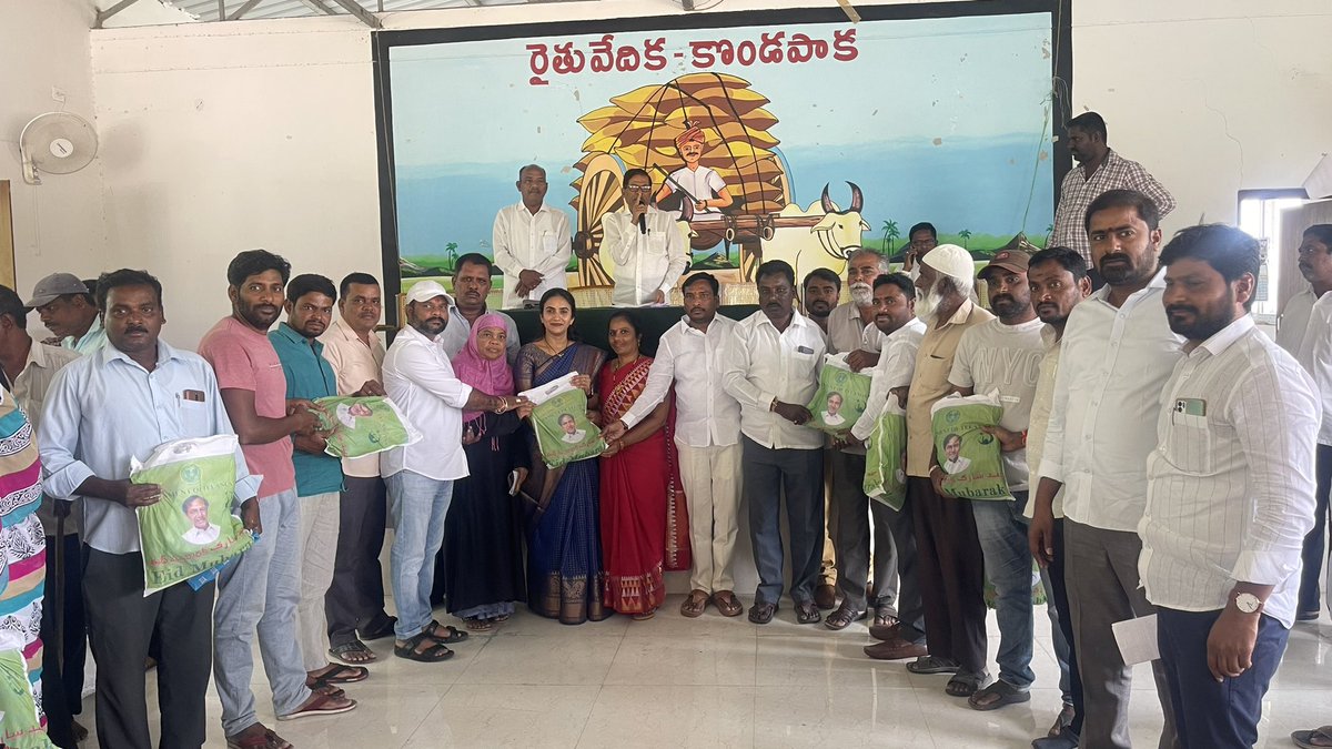 CMR_INC's tweet photo. Distributed kondapak Mandal level Ramzan gift to our #Muslim beneficiary brothers and sisters at our #RythuVedika along with #MPP Suguna #MRO #MPDO #MPO #Dist Sarpanch prsdt MahaDev #MPTC form prsdt Sai baba #BRSParty prst Kumar #MPTCs #Sarpanchs of all villages
#Ramazan #Ramadan https://t.co/ICWzteAjlt
