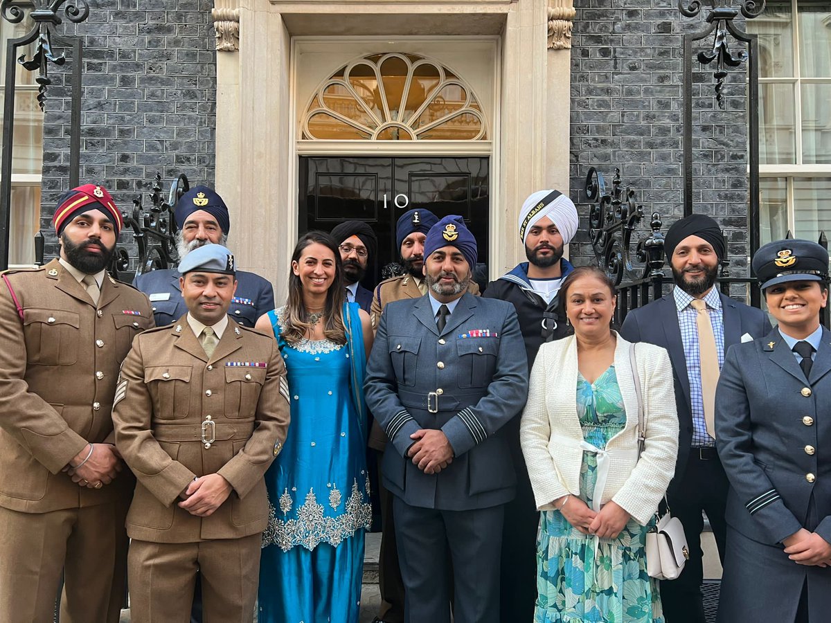 Members of #DefenceSikhNetwork were privileged to be invited to celebrate Vaisakhi with @RishiSunak at No10 this week. We're honoured to represent the Sikh community in the UK Armed Forces and actually have a chance to talk about achievements and challenges with the PM.@DefenceHQ