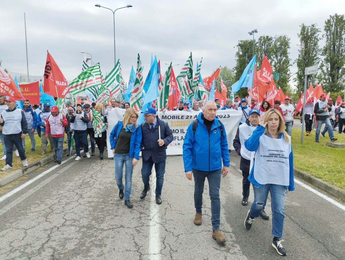 FENEALUIL_'s tweet photo. Il Segretario Generale FenealUil Vito #Panzarella a Milano per lo sciopero di 8 ore delle lavoratrici e dei lavoratori del #legno in corso manifestazioni anche a Treviso Forlì La Spezia Pesaro Matera Calangianus.
#Salonedelmobile2023
#NoiNonCiStiamo
#Respect4workers https://t.co/WwZQpbqWpv
