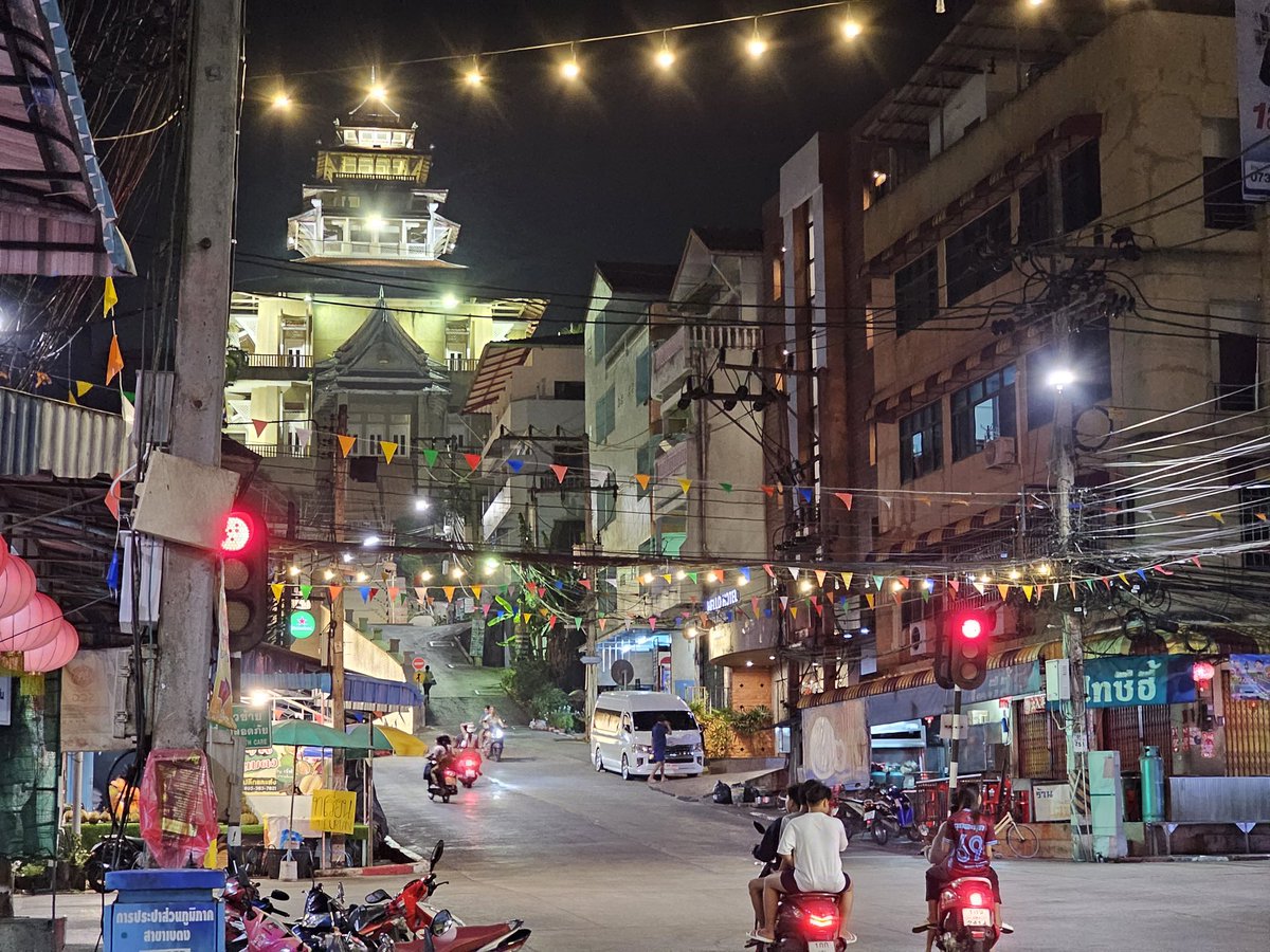 Betong certainly is charming and surprising, catering mostly to Chinese Malay tourists. Colourful streets, naughty karaoke places and a lot of hidden alleys. Doesn't feel like Thailand for sure. Definitely worth a visit if you're near the Malaysian border #Betong #Yala 🌴✨🎤"