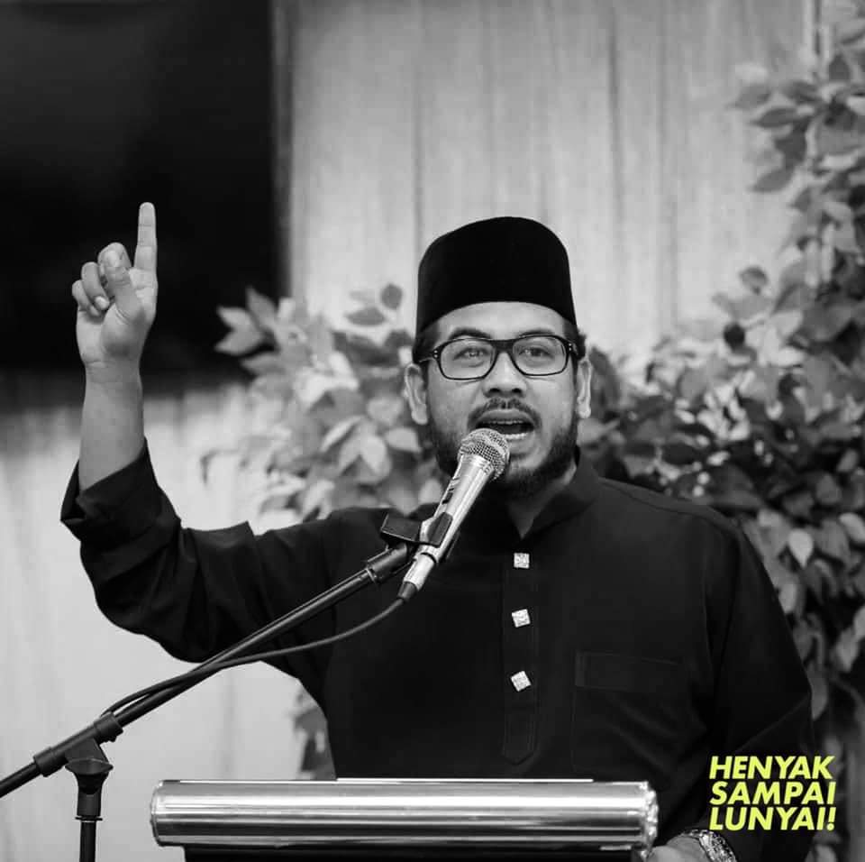 AzriWalter's tweet photo. Andaikata raya kali ini tak berapa menjadi dari sudut kewangan, tak mengapa kawan. Beraya dengan apa yang ada. Usah rasa rendah diri. Tahun depan ada raya lagi. 

Hero anak jantan biasanya kalah sekali, bangkit 1000 kali. Tak jadi kali ni, dia bangkit buat lagi selagi belum mati dia henyak sampai Lunyai sampai jadi!🔥

.