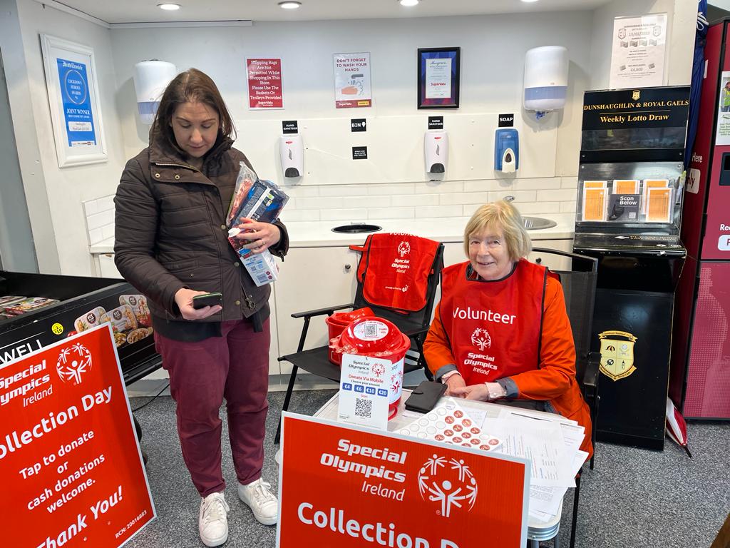 Joan in Dunshaughlin showing a local donar how our tap and scan lids work. 

Thanks to Joan, Carmel and all the ladies in Meath <a href="/IrelandICA/">Irish Countrywomen's Association</a> who support our collection each year. 

ie.taptodonate.co/tag/donate/TES…