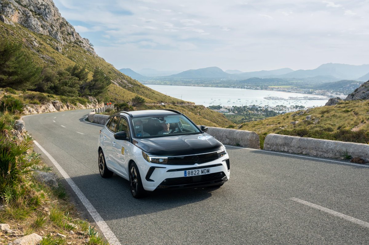 AutoPremierOpel's tweet photo. No importa cuánto lo intentes, es imposible ignorar las deslumbrantes combinaciones de carrocería y techo bicolor del #OpelGrandland. #ThisIsOpel #SUV #simplyelectric https://t.co/1tqKglGvlC
