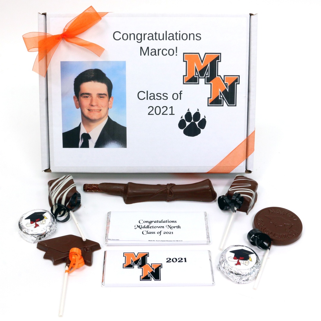 SuziSweetShoppe's tweet image. Graduation season is on its way! 🧑‍🎓 Check out the fun gift options and party platters on our website. suzisweetshoppe.com/collections/gr…