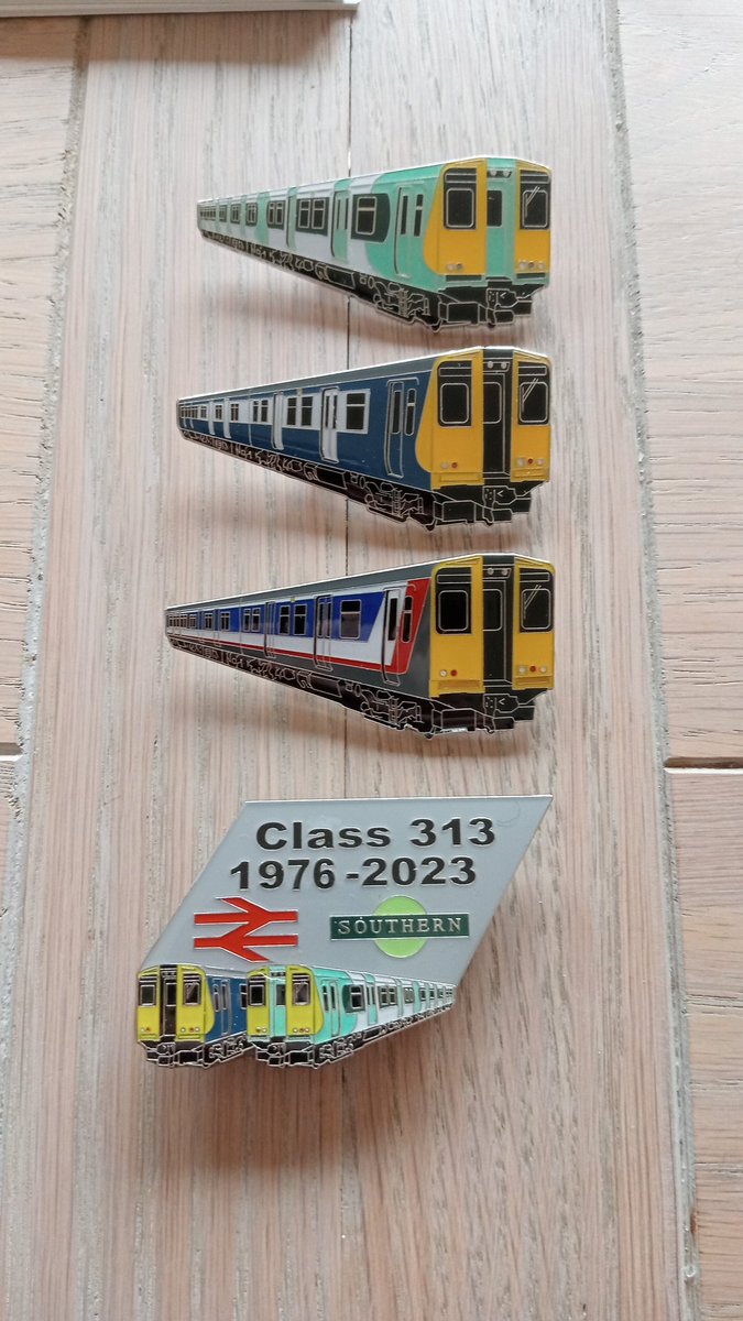 14DomRyan's tweet image. Nice little badge collection arrived this morning 🙂
Will be added to my suit jacket for work later...

#twitterguard #class313 #southernrailUK