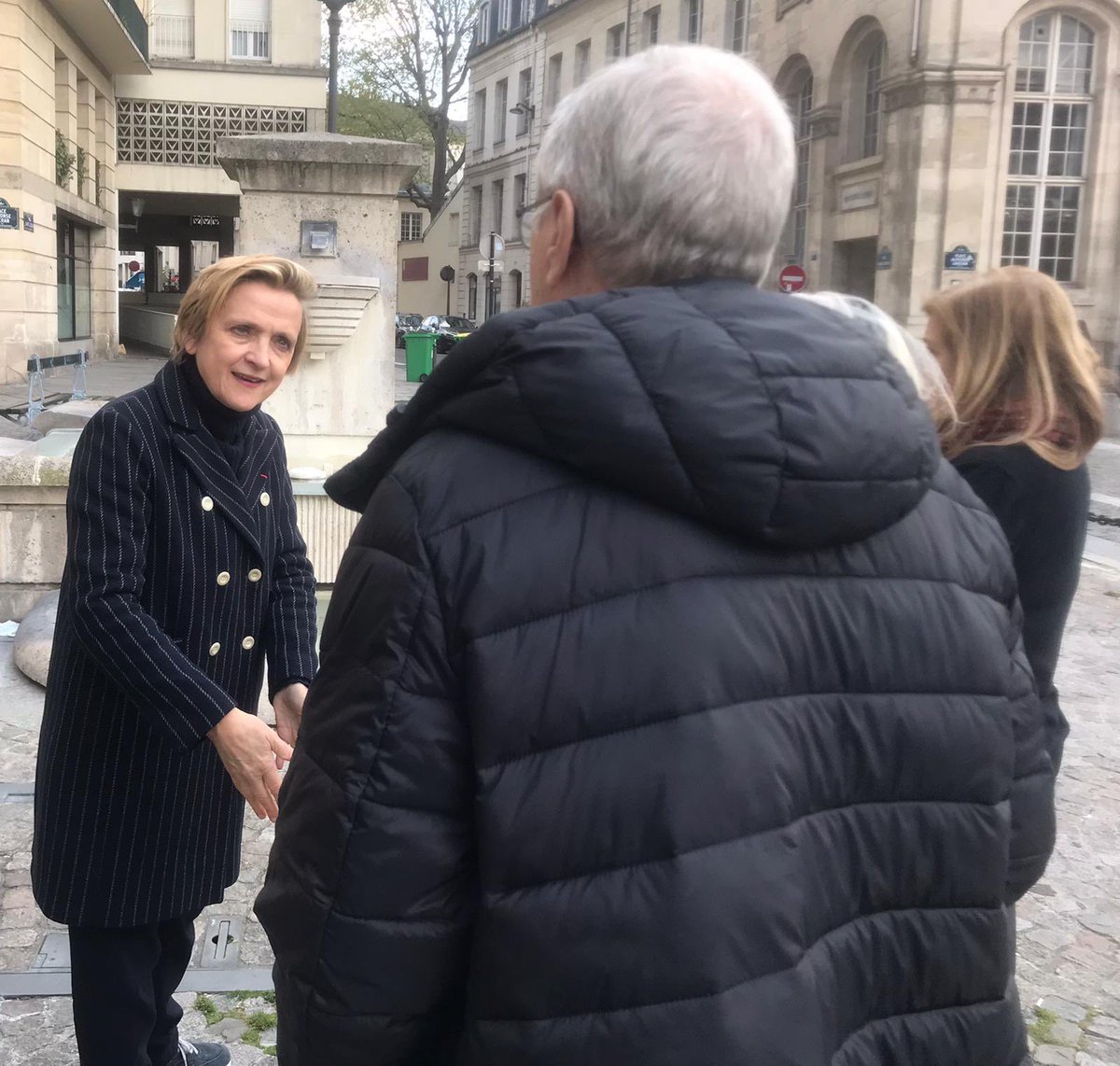 FBerthout's tweet photo. J’ai rencontré les riverains et commerçants de la place Alphonse Laveran concernant les nuisances sonores et nocturnes qu'ils subissent encore trop souvent. Avec la #DPMP et la police nationale, nous travaillons pour faire cesser cela. #MaireSurLeTerrain @benjamin_isare https://t.co/8tkRjJa7FQ