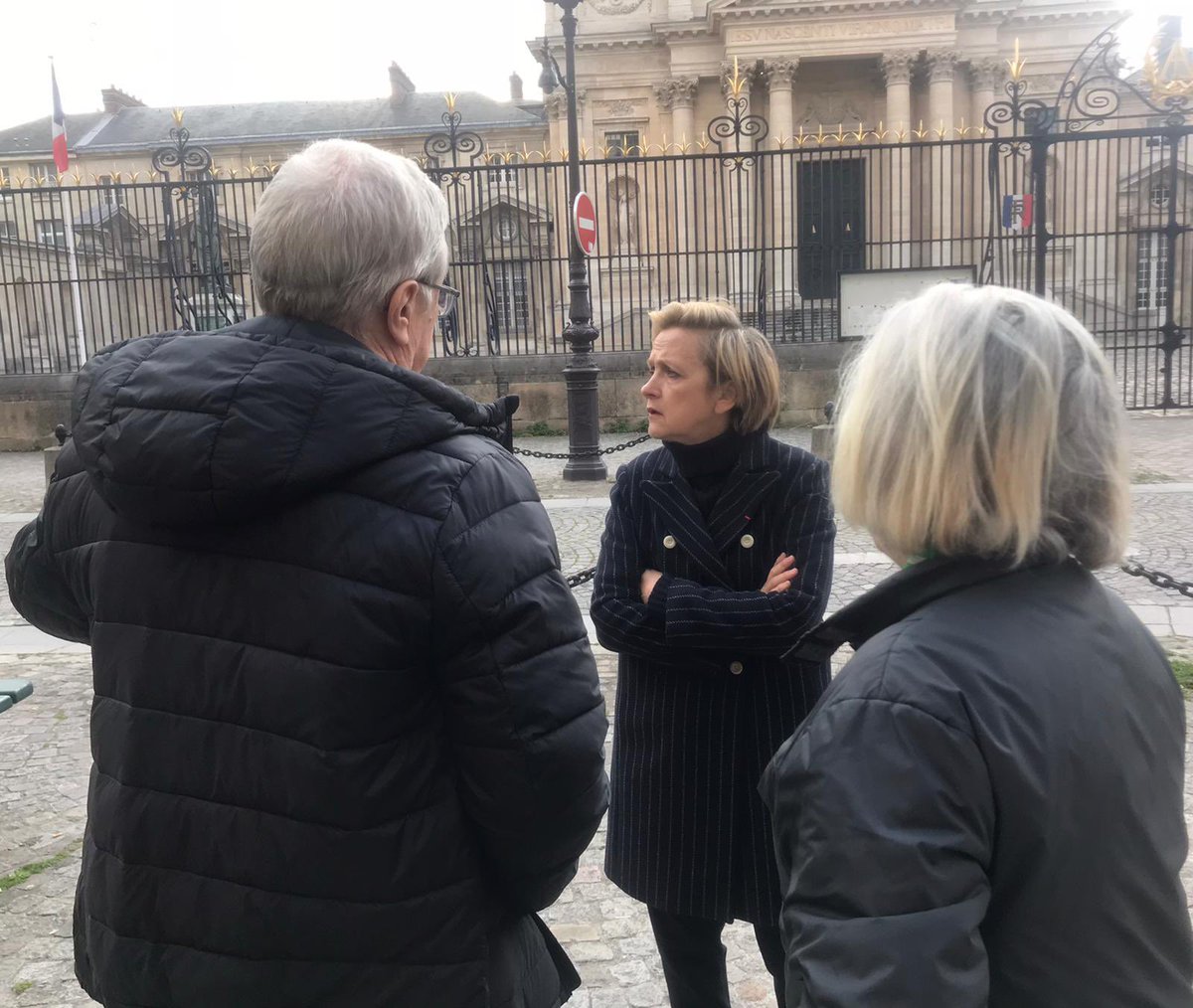 FBerthout's tweet photo. J’ai rencontré les riverains et commerçants de la place Alphonse Laveran concernant les nuisances sonores et nocturnes qu'ils subissent encore trop souvent. Avec la #DPMP et la police nationale, nous travaillons pour faire cesser cela. #MaireSurLeTerrain @benjamin_isare https://t.co/8tkRjJa7FQ
