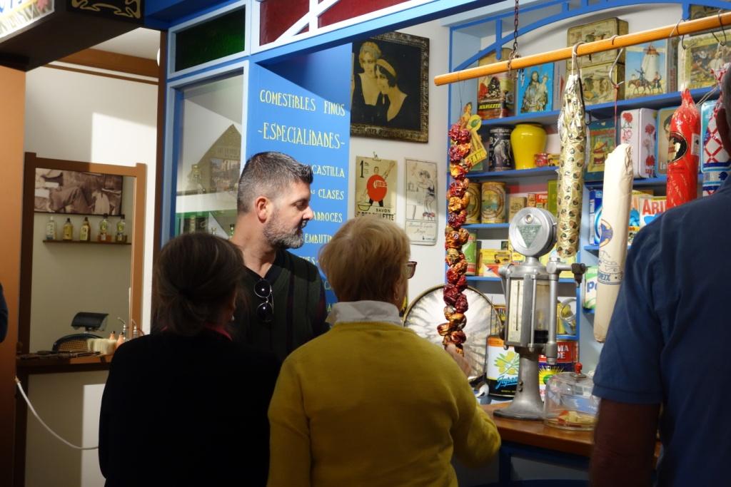 MuseoPusol's tweet photo. Rafa Mcevoy en plena acción! 💪 El miércoles recibimos a un grupo de adultos desde Altea y disfrutaron de la guía por el #MuseoPuçol en inglés, gracias a @avanzatour. Salieron encantados de conocer el museo!

#ProyectoPuçol #Elche #Elx #CampdElx https://t.co/5IkLXfOSOs