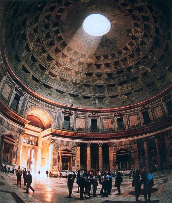Uno dei primi effetti speciali della storia.

Ogni 21 aprile, nel giorno della fondazione di Roma, a mezzogiorno il sole entra nell'Oculus del Pantheon con un'inclinazione tale da creare un fascio di luce che centra perfettamente il portale d'ingresso.

Ogni anno, durante l’età
