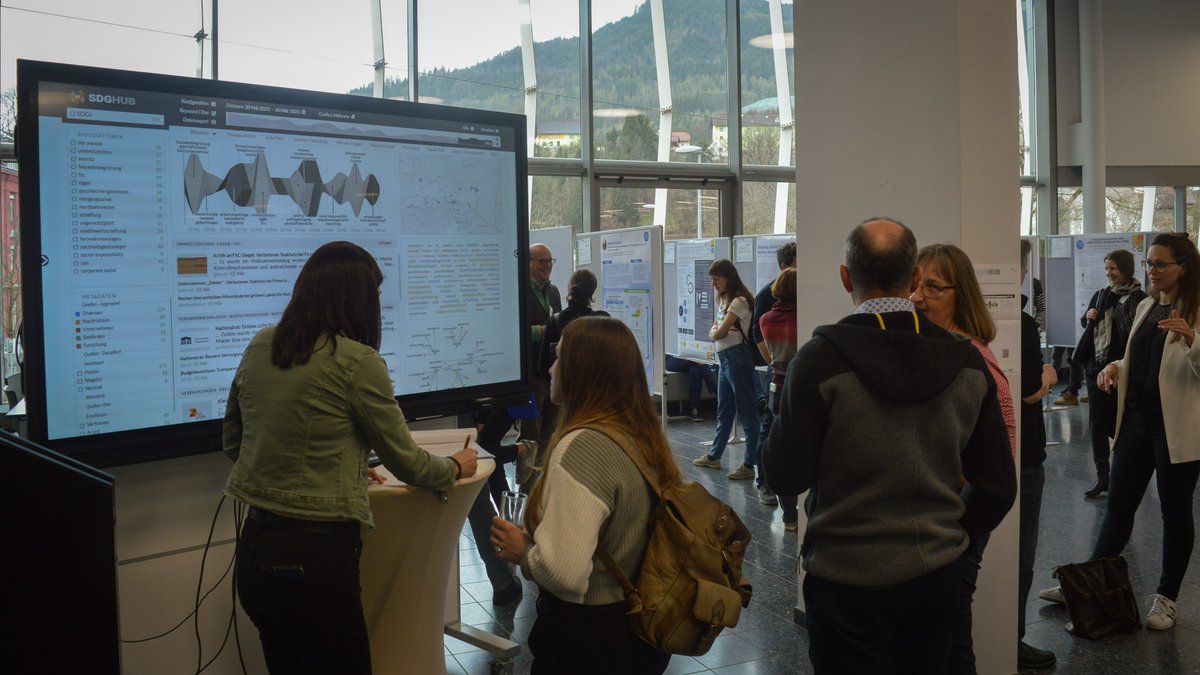 _CCCA_'s tweet photo. Am #Klimatag konnten sich >200 Teilnehmer:innen einen Eindruck vom Visual Analytics Dashboard des #SDGHUB Austria machen. Viele waren interessiert an der Analyse digitaler Kommunikation im Bereich Klima &amp; Nachhaltigkeit mittels #KI in Ö. 💡 
➡️ https://t.co/HQ8DKPwB2h #AIforGreen https://t.co/KKP5PpUYDZ