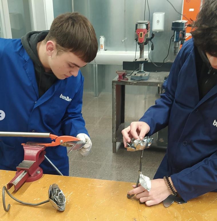 Des de l’Institut de Guissona us desitgem una feliç diada de #santjordi amb aquestes roses fetes pels cracks dels alumnes de @electromecanica_insguissona. Salut, roses i llibres per a totes i tots!