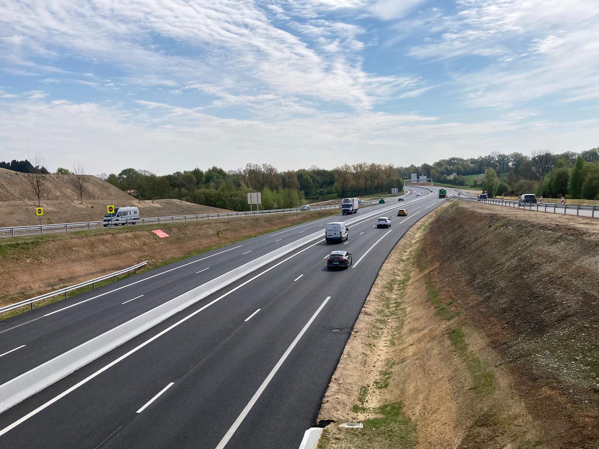 a_leboeuf's tweet image. Sur le #contournement Nord de La Roche sur Yon, les travaux se poursuivent ! 
Depuis ce matin du 21 avril, la circulation est entièrement ouverte en 2x2 voies sous le giratoire Napoléon Vendée, dans les deux sens : La Roche ➡️ Bournezeau et Bournezeau ➡️ La Roche