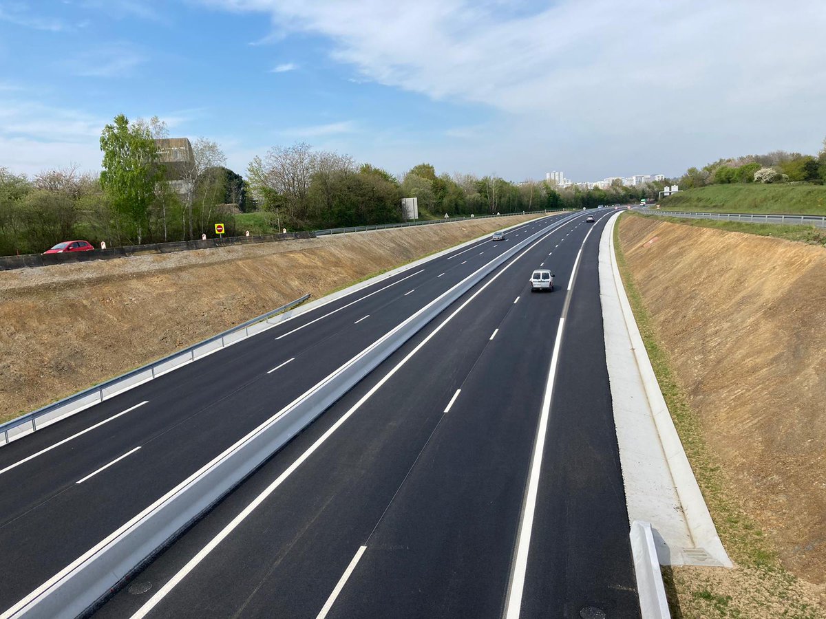 a_leboeuf's tweet image. Sur le #contournement Nord de La Roche sur Yon, les travaux se poursuivent ! 
Depuis ce matin du 21 avril, la circulation est entièrement ouverte en 2x2 voies sous le giratoire Napoléon Vendée, dans les deux sens : La Roche ➡️ Bournezeau et Bournezeau ➡️ La Roche
