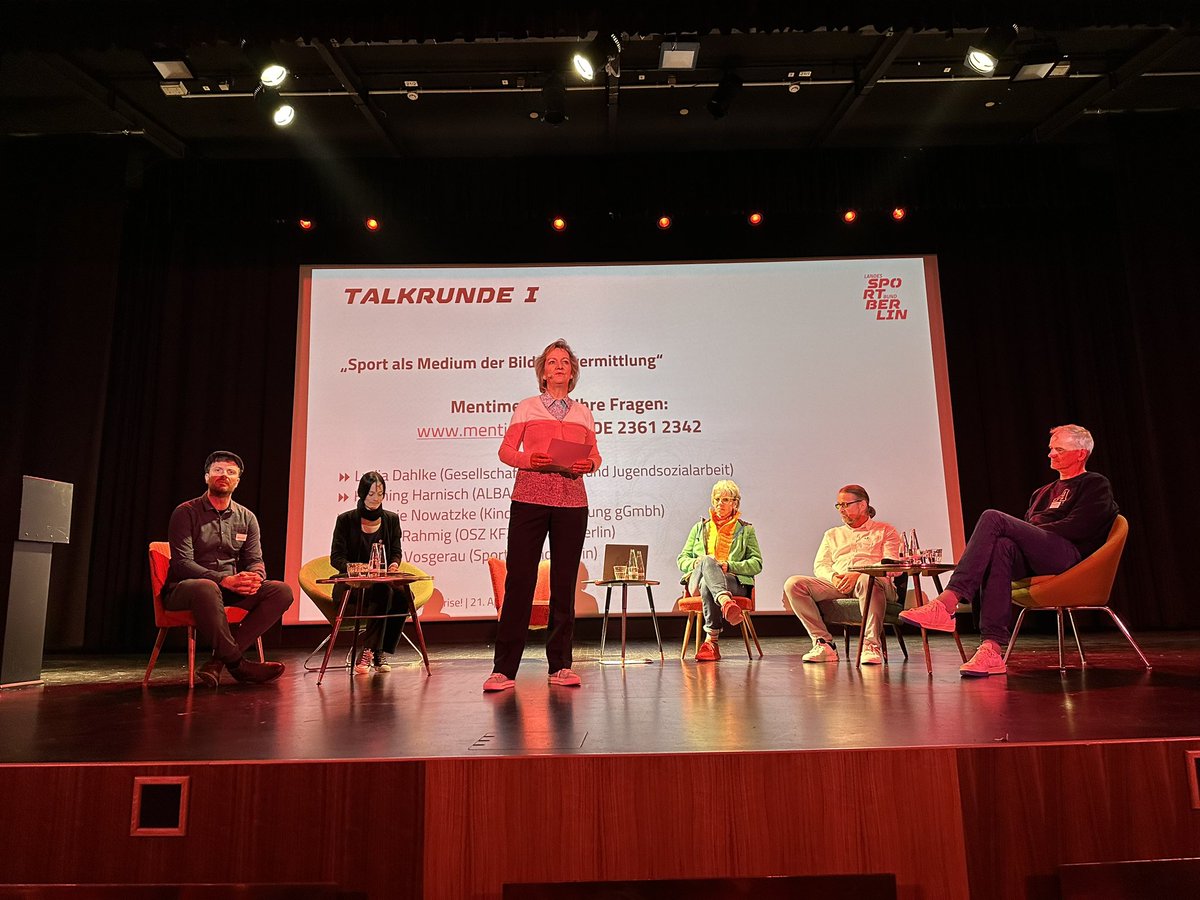 stsambill's tweet photo. #Fachtagung „Mit #Bewegung aus der #Krise“ - interessante #Talkrunde I „#Sport als Medium zur #Bildungsvermittlung“
@LSBBerlin @HaertelThomas @krull_christian
#LSB #Sportjugend #Berlin
#bildungbewegt https://t.co/0TqZYq3G4F